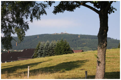 Blick auf den Fichtelberg vom Ortseingang Oberwiesenthal