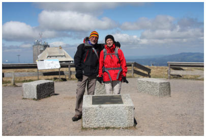 Auf dem Feldberggipfel ist es im April noch winterlich kalt