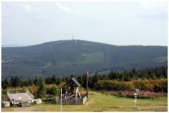 Blick auf den hchsten Berg des Erzgebirges, den Keilberg in Tschechien